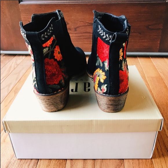 Bootie - Embroilered Beauties size 8. - Picture 2 of 5